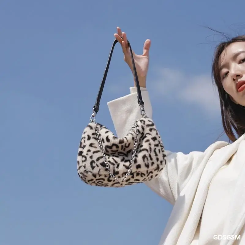 Ins 2021 Autumn Winter New Trendy Fashion Handbags Ladies Wild Shoulder Women Hand bags Plush Leopard Print Female Underarm Bag
Ins 2021 Autumn Winter New Trendy Fashion Handbags Ladies Wild Shoulder Women Hand bags Plush Leopard Print Female Underarm Bag