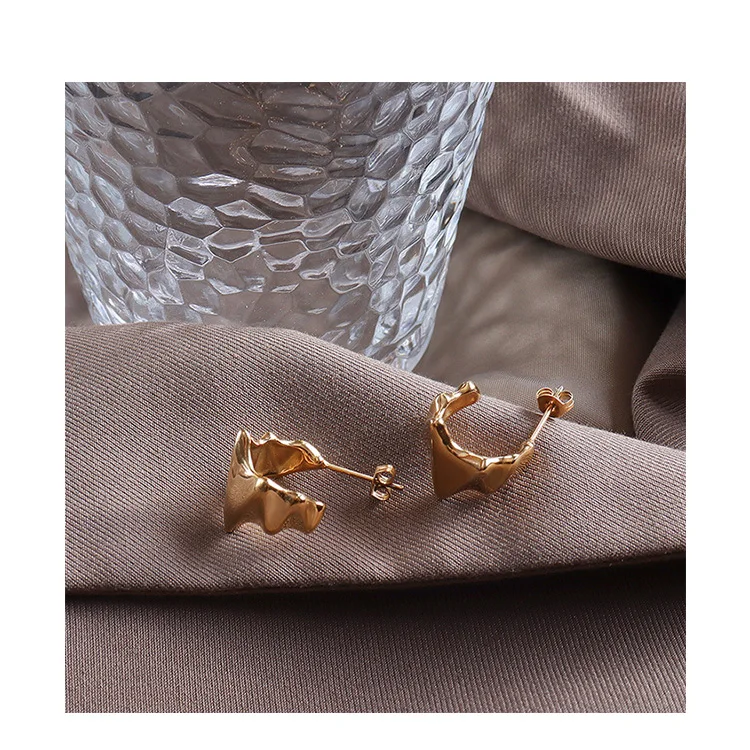 Fashion European and American style Retro 14k gold plated small hoop earrings stainless steel
Fashion European and American style Retro 14k gold plated small hoop earrings stainless steel