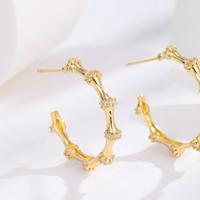 Minimalist Luxury Design Real Gold Plating Cubic Zircon Hoop Bling Bling Crystal Rhinestone Bamboo Earrings For Women
Minimalist Luxury Design Real Gold Plating Cubic Zircon Hoop Bling Bling Crystal Rhinestone Bamboo Earrings For Women
