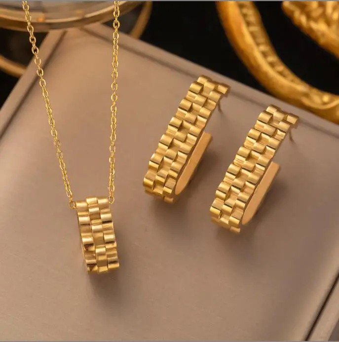 Stainless Steel Round C - shape Pendant Necklace earring set punk Style gold Beautiful Woman Jewelry Accessories for men
Stainless Steel Round C - shape Pendant Necklace earring set punk Style gold Beautiful Woman Jewelry Accessories for men