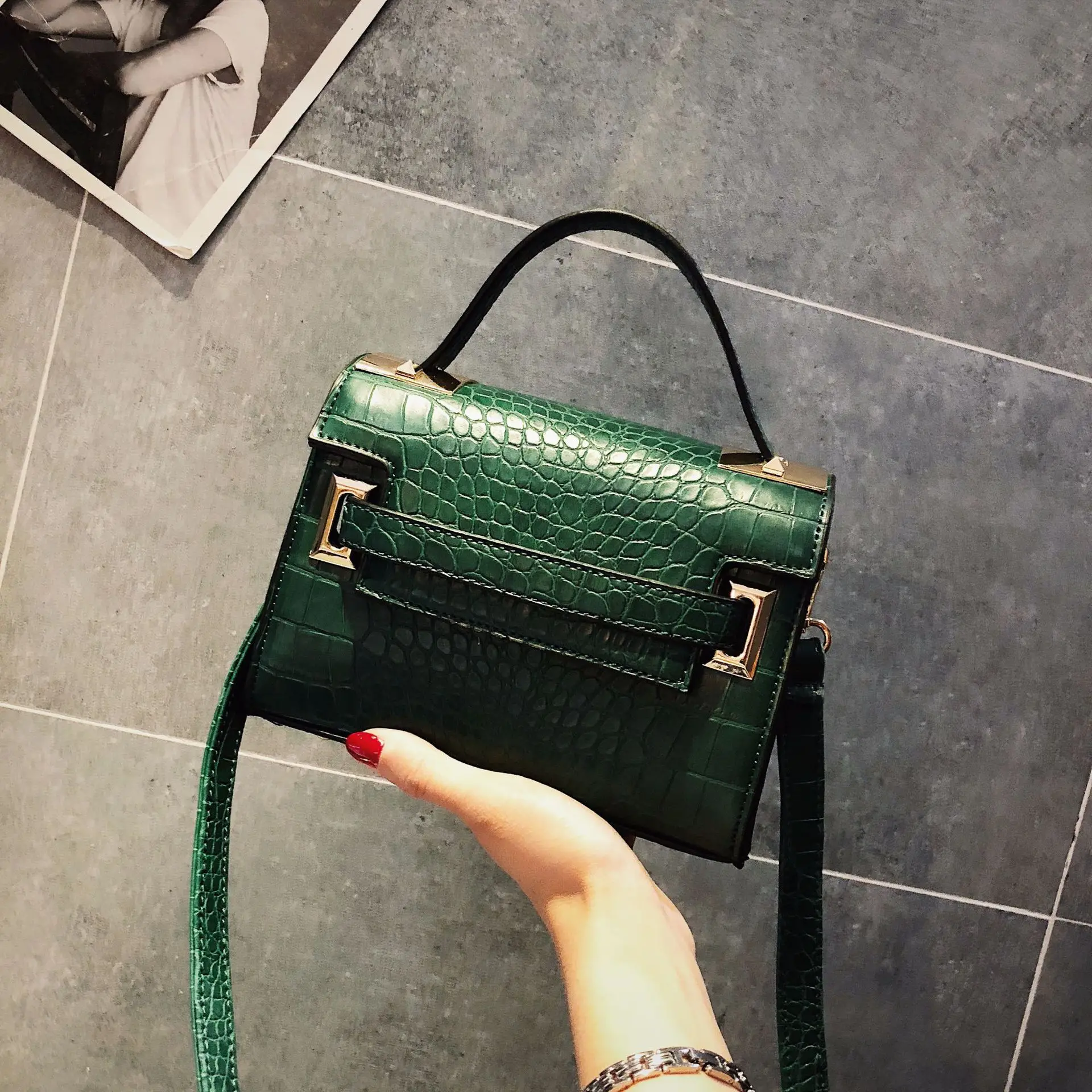 small bag women 2019 new trendy fashion handbag made in Korean version of the wild messenger bag box bag, Red/navy/brown/black
small bag women 2019 new trendy fashion handbag made in Korean version of the wild messenger bag box bag, Red/navy/brown/black