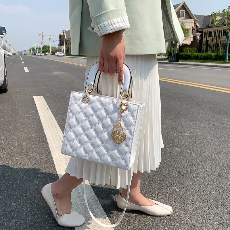 purses and handbags 2020 designer handbags famous brands ladies fashion handbags, 1 color available
purses and handbags 2020 designer handbags famous brands ladies fashion handbags, 1 color available