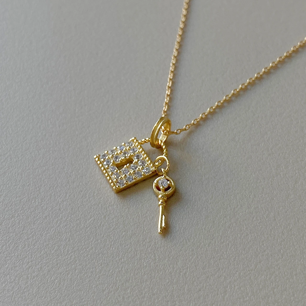 925 Sterling Silver Gold Plated Padlock And Key Pendant Necklace
925 Sterling Silver Gold Plated Padlock And Key Pendant Necklace