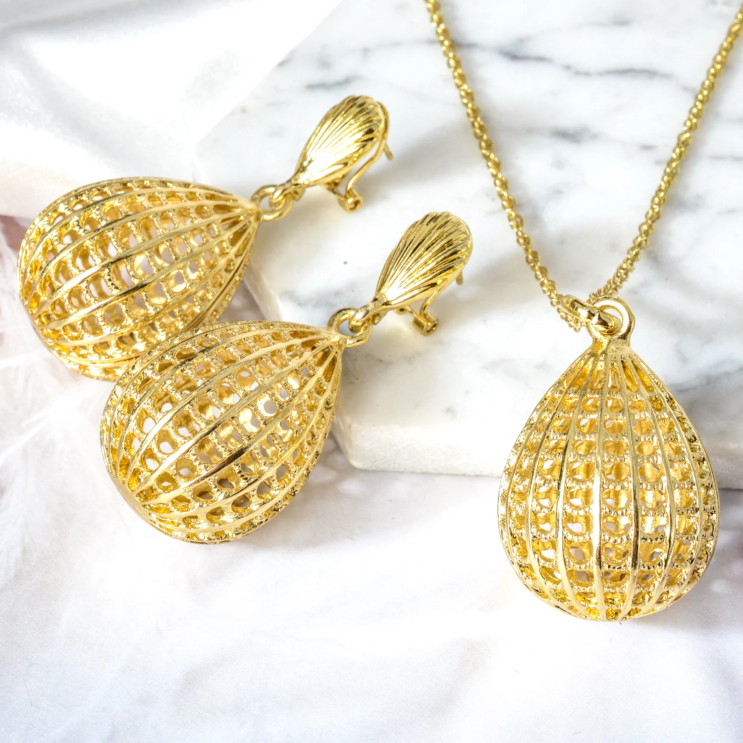 Britain Popular birdcage jewelry high quality copper Necklace Earrings Set Women wedding party bride gold jewelry set
Britain Popular birdcage jewelry high quality copper Necklace Earrings Set Women wedding party bride gold jewelry set