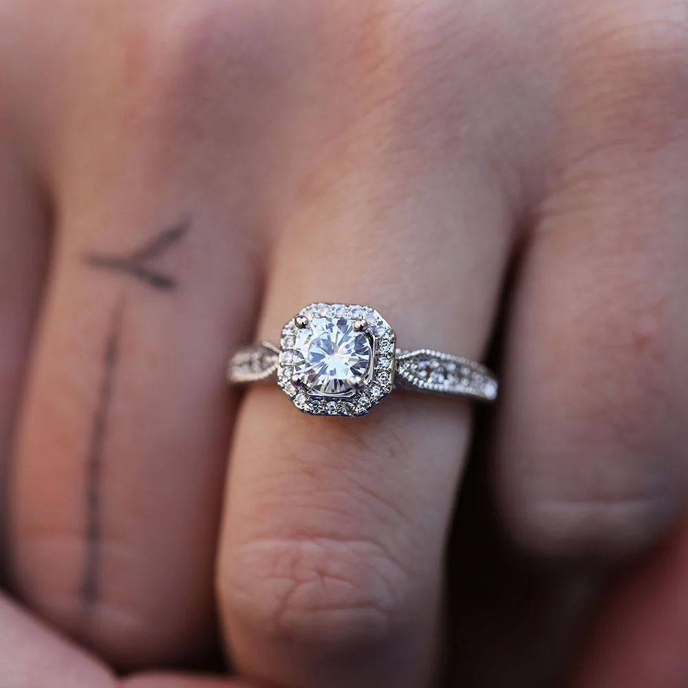 European Fashion Engagement Ladies Rings Shiny Cubic Zirconia Women Rings Promise Wedding Engagement Jewelry Wholesale
European Fashion Engagement Ladies Rings Shiny Cubic Zirconia Women Rings Promise Wedding Engagement Jewelry Wholesale