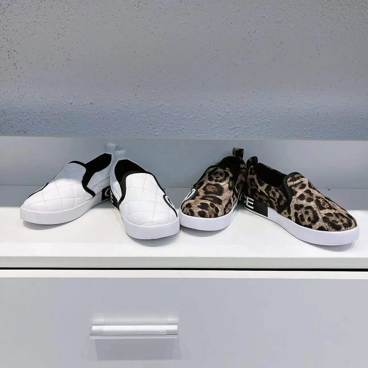 High-end children's shoes European and American western style white sports shoes girls 2022 spring and autumn boys casual shoes
High-end children's shoes European and American western style white sports shoes girls 2022 spring and autumn boys casual shoes