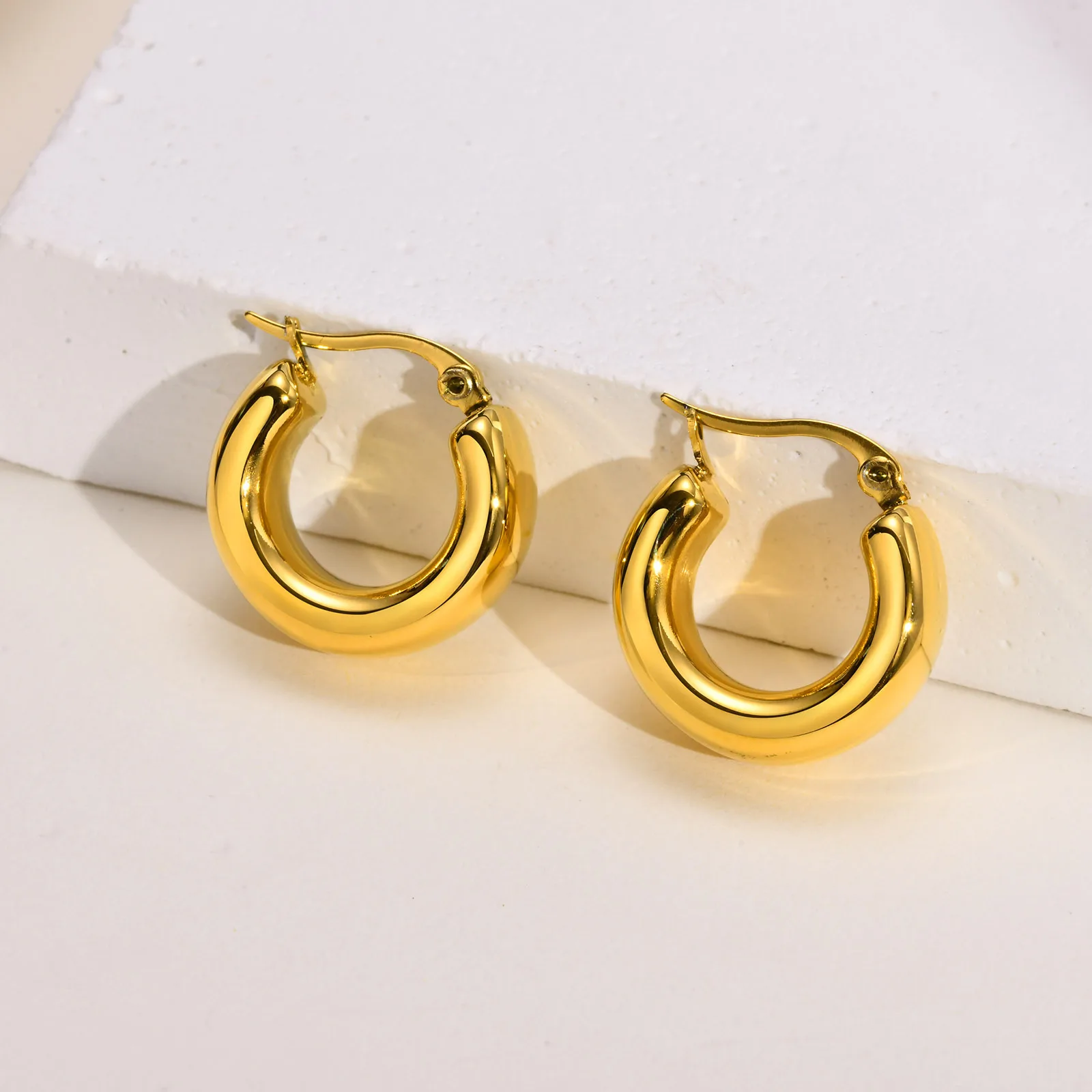 HOVANCI 18K Gold Plated Shiny Hollow C Chunky Hoop Earring Ear Piercing Jewelry Stainless Steel Hoop Earring For Women
HOVANCI 18K Gold Plated Shiny Hollow C Chunky Hoop Earring Ear Piercing Jewelry Stainless Steel Hoop Earring For Women