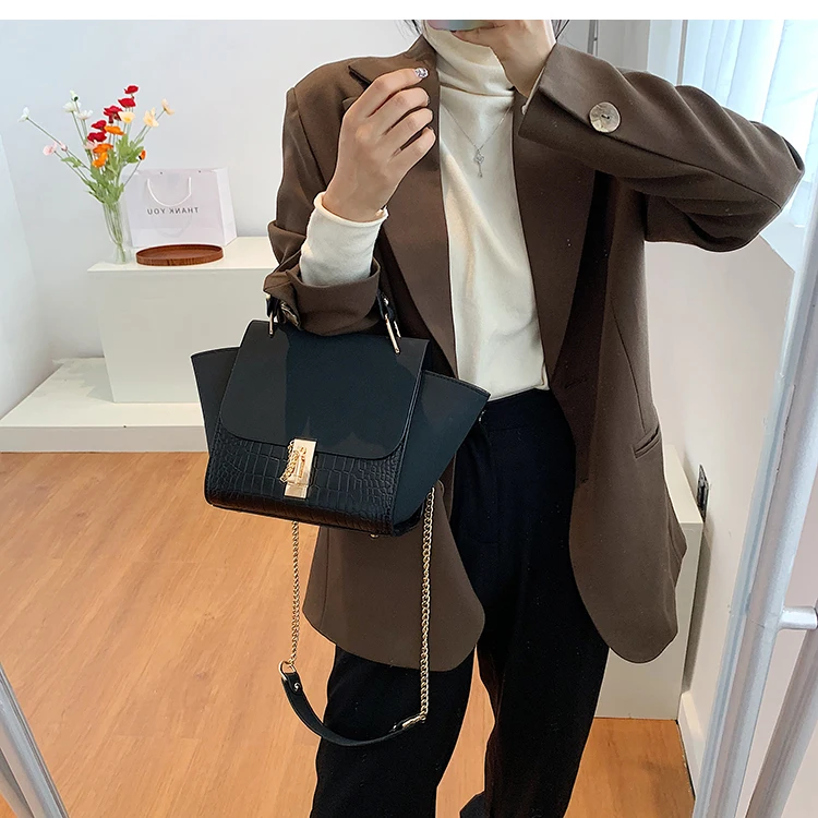 Factory direct 2021 new product designer bag simple alligator catfish wing single shoulder bag women handbag
Factory direct 2021 new product designer bag simple alligator catfish wing single shoulder bag women handbag