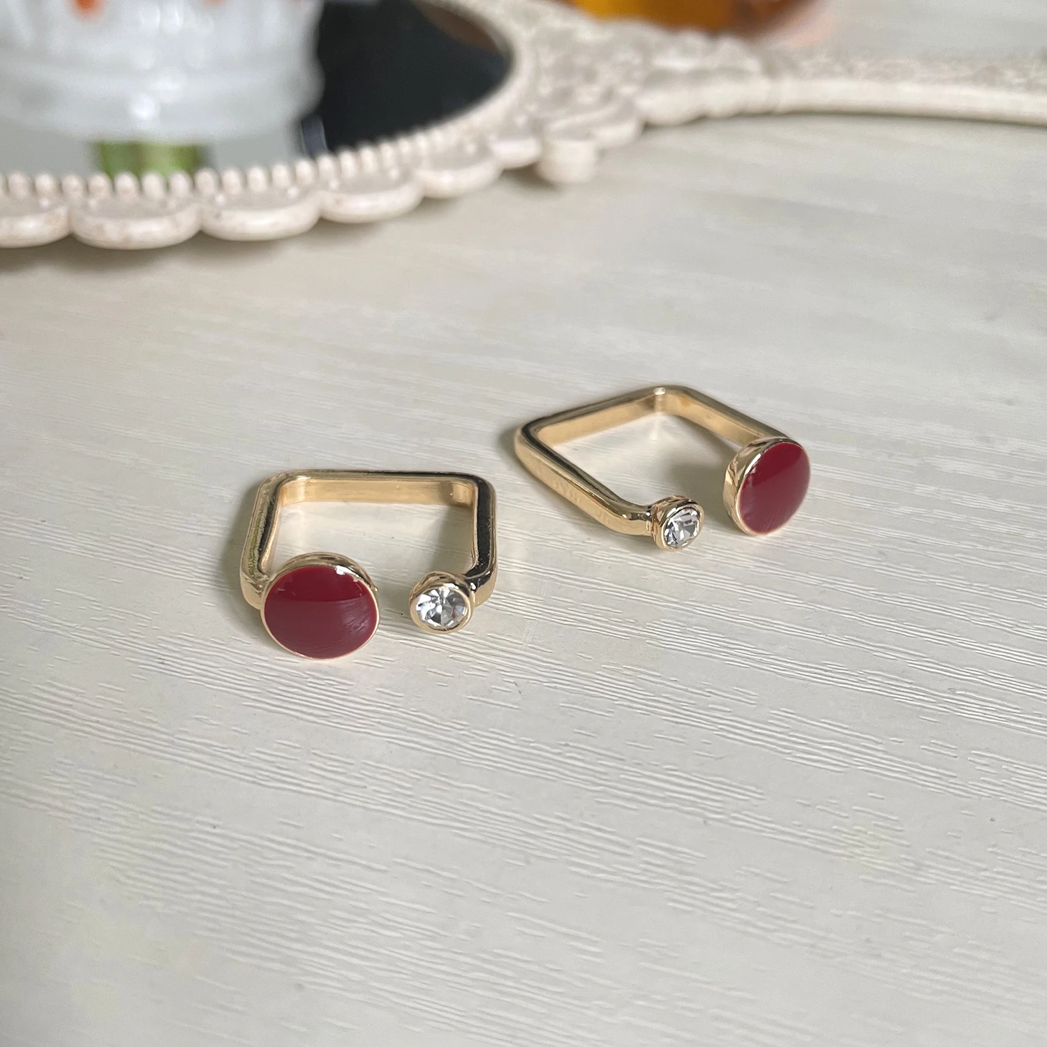 2 Colors Double Circle Red Enamel Square Gold Plated Ring Rhinestone Adjustable Rings for Women Plain French Vintage Jewelry Hot
2 Colors Double Circle Red Enamel Square Gold Plated Ring Rhinestone Adjustable Rings for Women Plain French Vintage Jewelry Hot