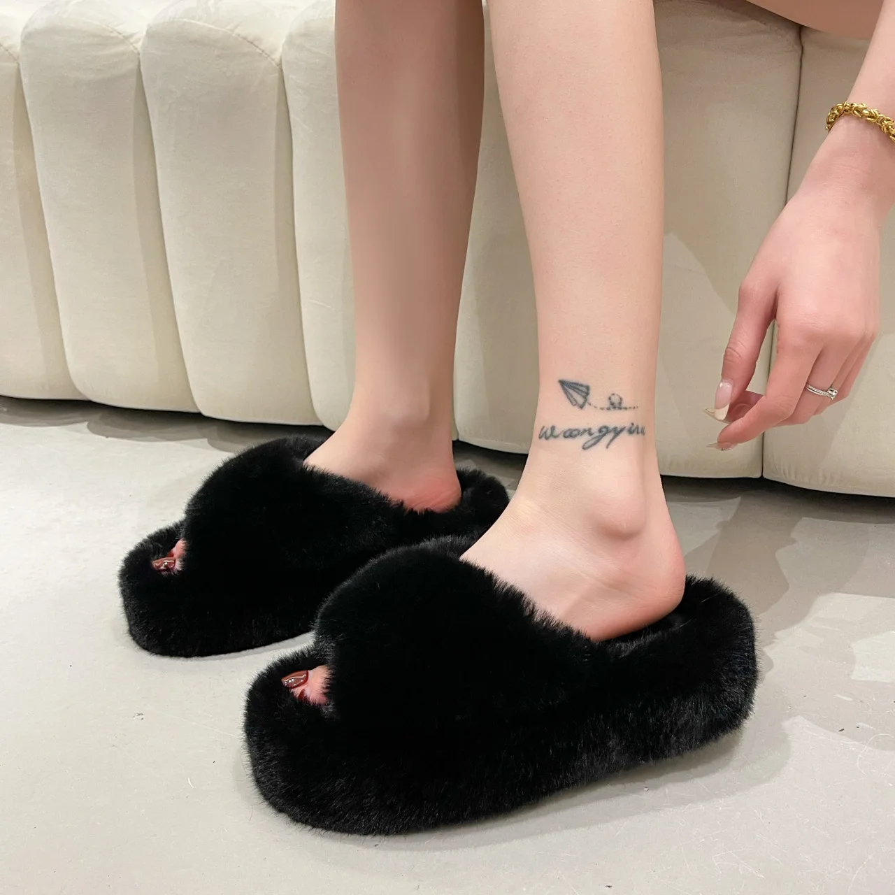 2023 Maomao Winter Home women Slippers Ladies Cross Soft Plush Furry Female indoor slippers Women Warm fluffy fur Slippers
2023 Maomao Winter Home women Slippers Ladies Cross Soft Plush Furry Female indoor slippers Women Warm fluffy fur Slippers