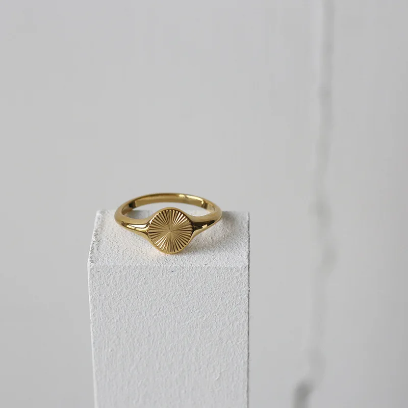 Minimalist Fashion Ring Jewelry Stainless Steel Gold Plated Radial Pattern Signet Ring for Women
Minimalist Fashion Ring Jewelry Stainless Steel Gold Plated Radial Pattern Signet Ring for Women