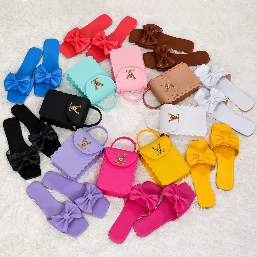 Wholesale 2021 New Korean Fashion Women Hand Bag Solid Color Jelly Mobile Phone Bag And Square Head Bow Slippers Set
Wholesale 2021 New Korean Fashion Women Hand Bag Solid Color Jelly Mobile Phone Bag And Square Head Bow Slippers Set