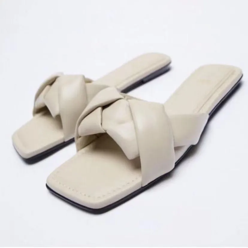 designer shoes 2021 new sponge woven design slippers simple solid color flat bottomed Beach ladies sandals
designer shoes 2021 new sponge woven design slippers simple solid color flat bottomed Beach ladies sandals