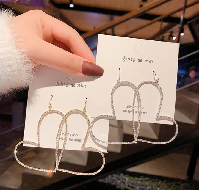 Fashion full diamond hollowed-out heart earrings female Korean fashion crystal drop earrings (KER513), Same as the picture
Fashion full diamond hollowed-out heart earrings female Korean fashion crystal drop earrings (KER513), Same as the picture