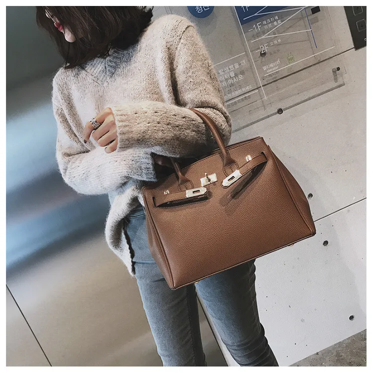 2021New arrival elegant concise style large capacity waterproof hanbags scarves Platinum button bag for women
2021New arrival elegant concise style large capacity waterproof hanbags scarves Platinum button bag for women