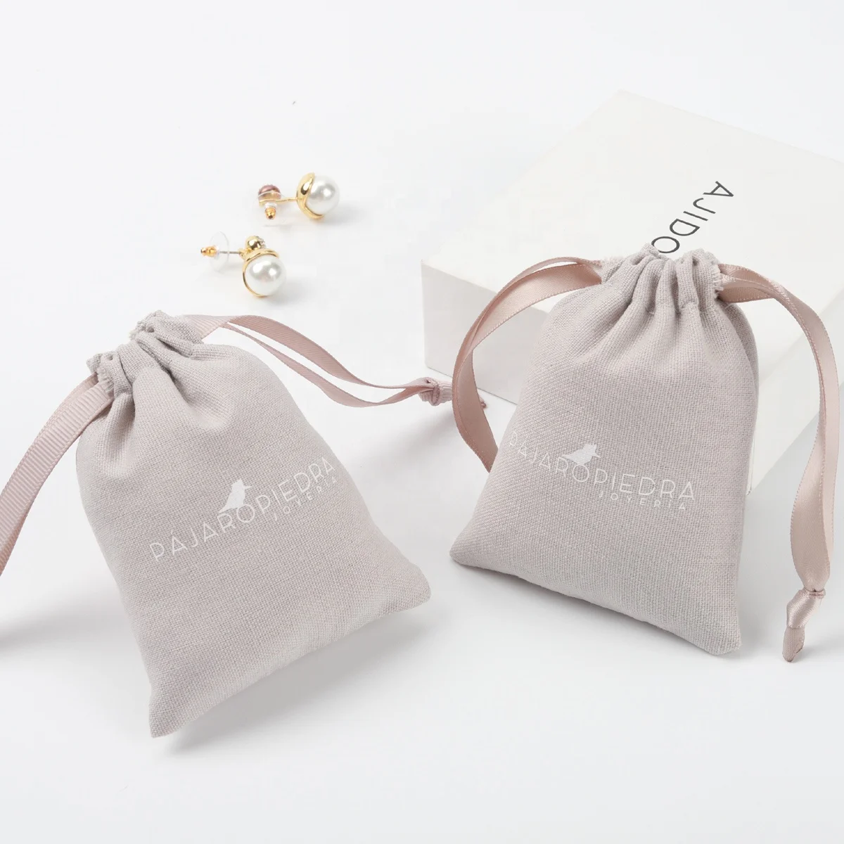 Wholesale Jewelry Pouch Small Gray Cotton Linen Jewellery Pouch Luxury Muslin Cotton Drawstring Dust Bag, Beige,pink,grey,red,black, blue, gold, camel.
Wholesale Jewelry Pouch Small Gray Cotton Linen Jewellery Pouch Luxury Muslin Cotton Drawstring Dust Bag, Beige,pink,grey,red,black, blue, gold, camel.