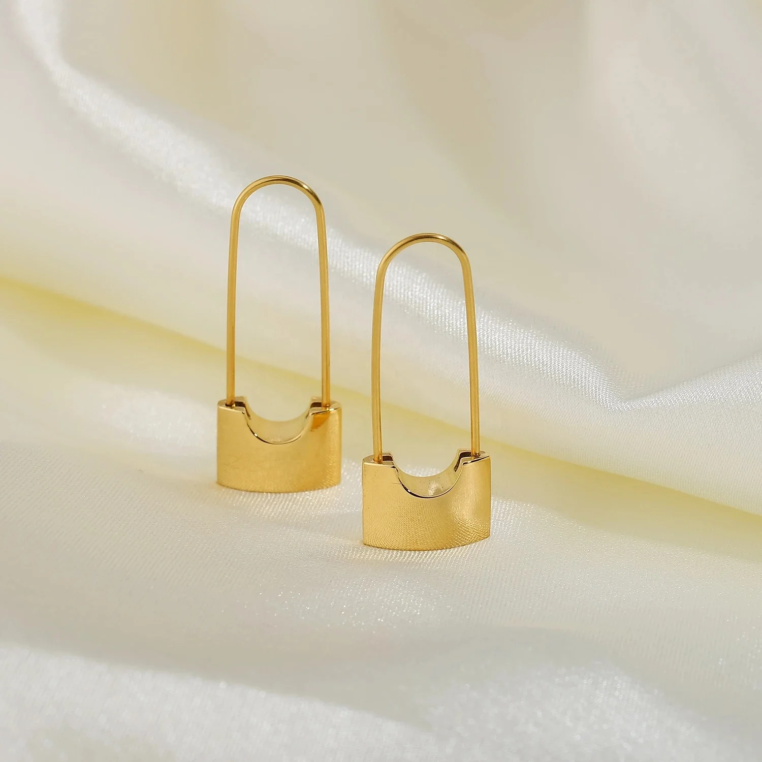 Simple Creative Solid Lock Earrings lovers 18K Gold Plated Stainless Steel Safety Pin Gold Hoop Earring Hot sale Jewelry, Gold and silver
Simple Creative Solid Lock Earrings lovers 18K Gold Plated Stainless Steel Safety Pin Gold Hoop Earring Hot sale Jewelry, Gold and silver