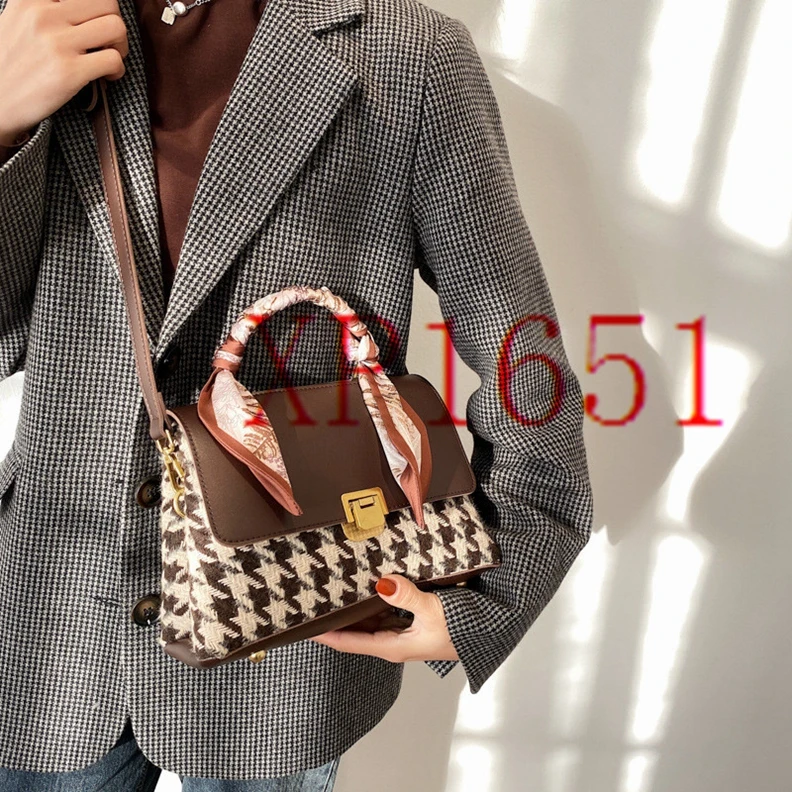 XP1651 Textured ladies bags 2020 autumn and winter new trend match houndstooth portable small square bag
XP1651 Textured ladies bags 2020 autumn and winter new trend match houndstooth portable small square bag