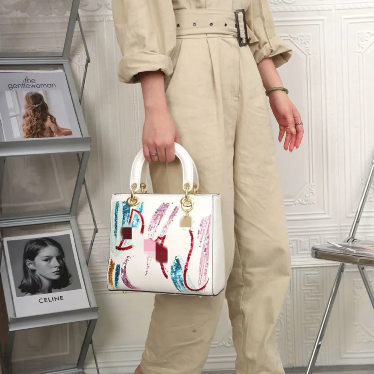 Fashion graffiti letters pendant bags designer custom zipper luxury handbags girls shopping handbags 
Fashion graffiti letters pendant bags designer custom zipper luxury handbags girls shopping handbags