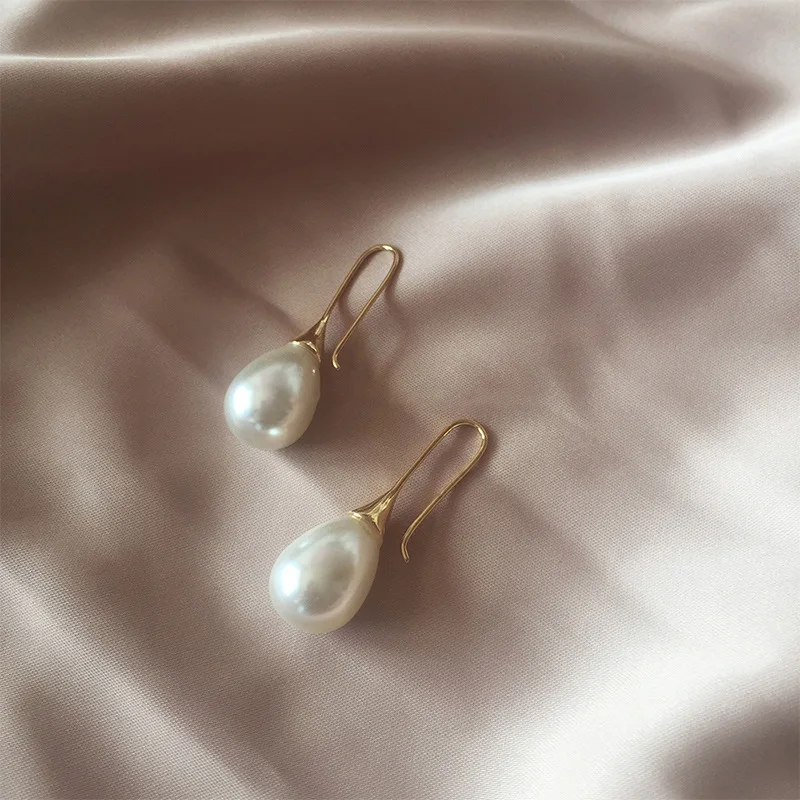 2021 White Teardrop Two Styles New Fashion Accessories Pearl Earrings Long Temperament Hook Simple Earrings
2021 White Teardrop Two Styles New Fashion Accessories Pearl Earrings Long Temperament Hook Simple Earrings