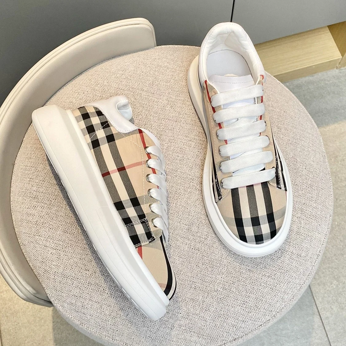 2022 new spring and summer fashion mesh fresh women's casual black and white lace-up shoes, Customized color 
2022 new spring and summer fashion mesh fresh women's casual black and white lace-up shoes, Customized color