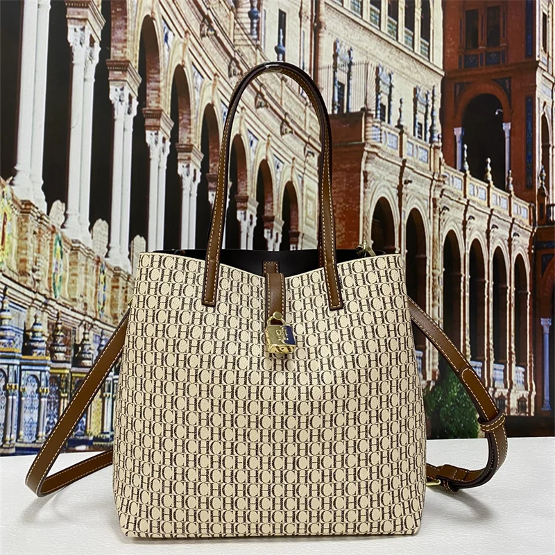 2021 New Versatile Lock Lettered Printed Handbag Fashion Trend Women's Shoulder Bag Famous Designer CH Brand Bags
2021 New Versatile Lock Lettered Printed Handbag Fashion Trend Women's Shoulder Bag Famous Designer CH Brand Bags