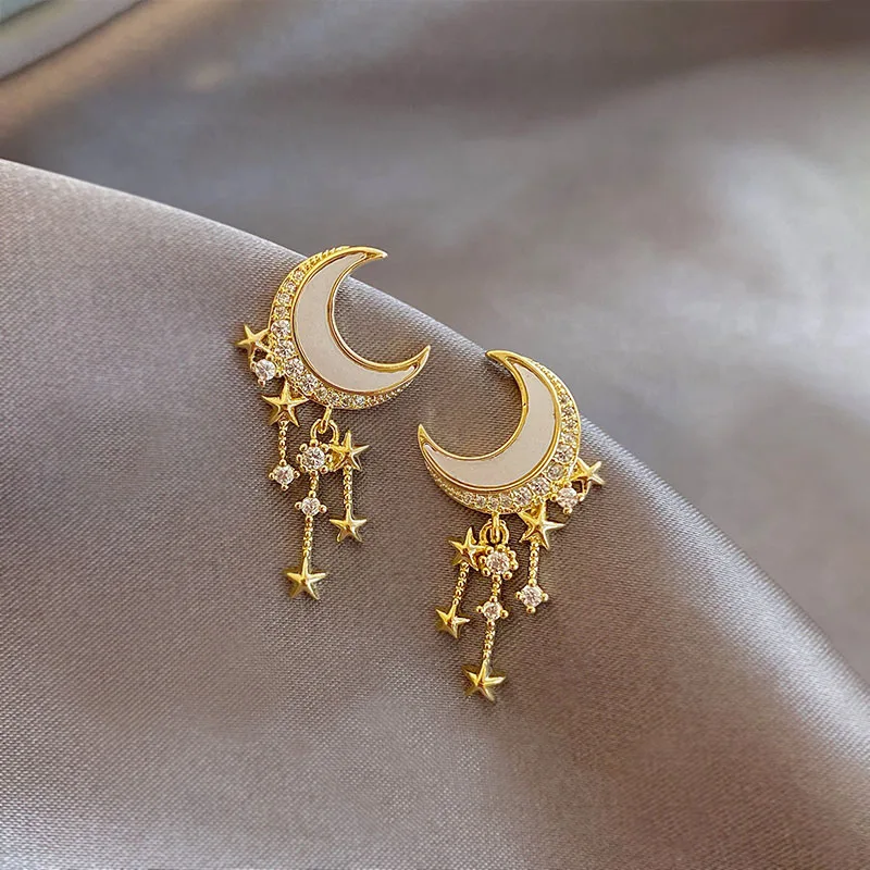 Designer temperament personality women's earrings fashion simple star moon earrings 
Designer temperament personality women's earrings fashion simple star moon earrings