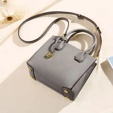 Lock single shoulder messenger bag 2021 new tote bag head layer cowhide leather genuine leather handbags for women, Black dark green big red elephant grey
Lock single shoulder messenger bag 2021 new tote bag head layer cowhide leather genuine leather handbags for women, Black dark green big red elephant grey