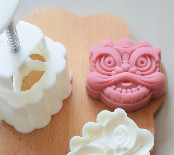 2021 mooncake mold Lion shape plastic hand pressing food mold 150g 75g baking tool, White
2021 mooncake mold Lion shape plastic hand pressing food mold 150g 75g baking tool, White