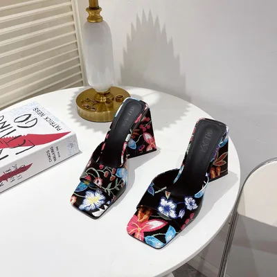 Square Toe Triangle Heel Thick High-heeled Outdoor Slippers European and American style 3 Colors
Square Toe Triangle Heel Thick High-heeled Outdoor Slippers European and American style 3 Colors