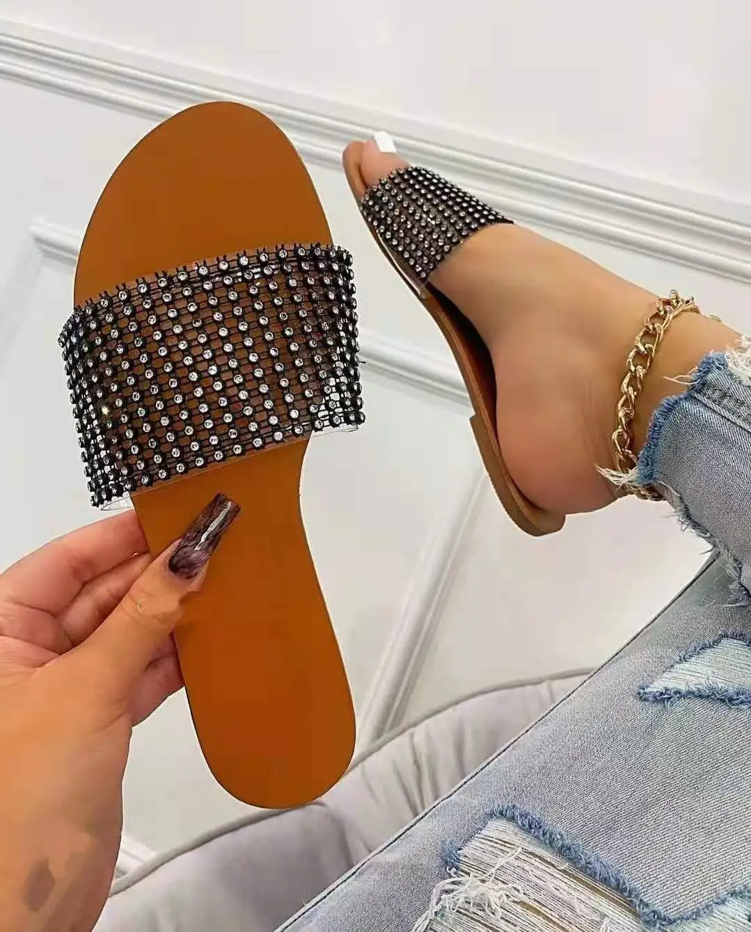 Hot selling summer European and American large size rhinestone fashion sexy flat beach sandals, As the picture show
Hot selling summer European and American large size rhinestone fashion sexy flat beach sandals, As the picture show