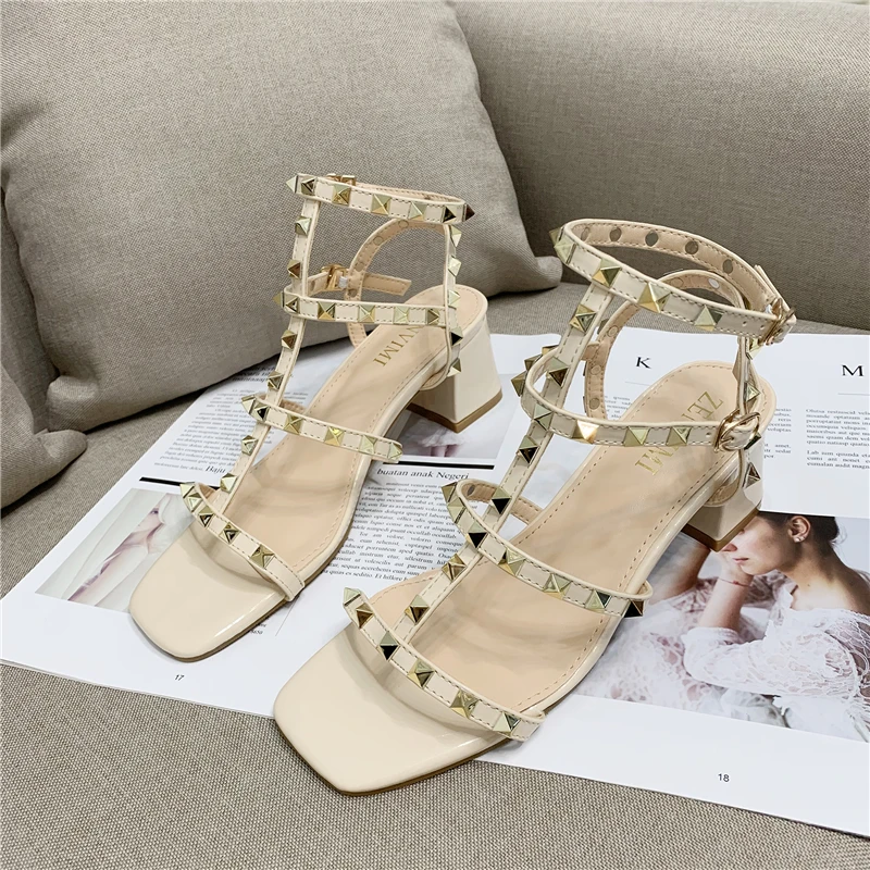 Multiple Rivet Strap Punk Sandals for Girls Unique Design Square Heels Shoes Top Brand High Heeled Shoes Beach Sandals
Multiple Rivet Strap Punk Sandals for Girls Unique Design Square Heels Shoes Top Brand High Heeled Shoes Beach Sandals