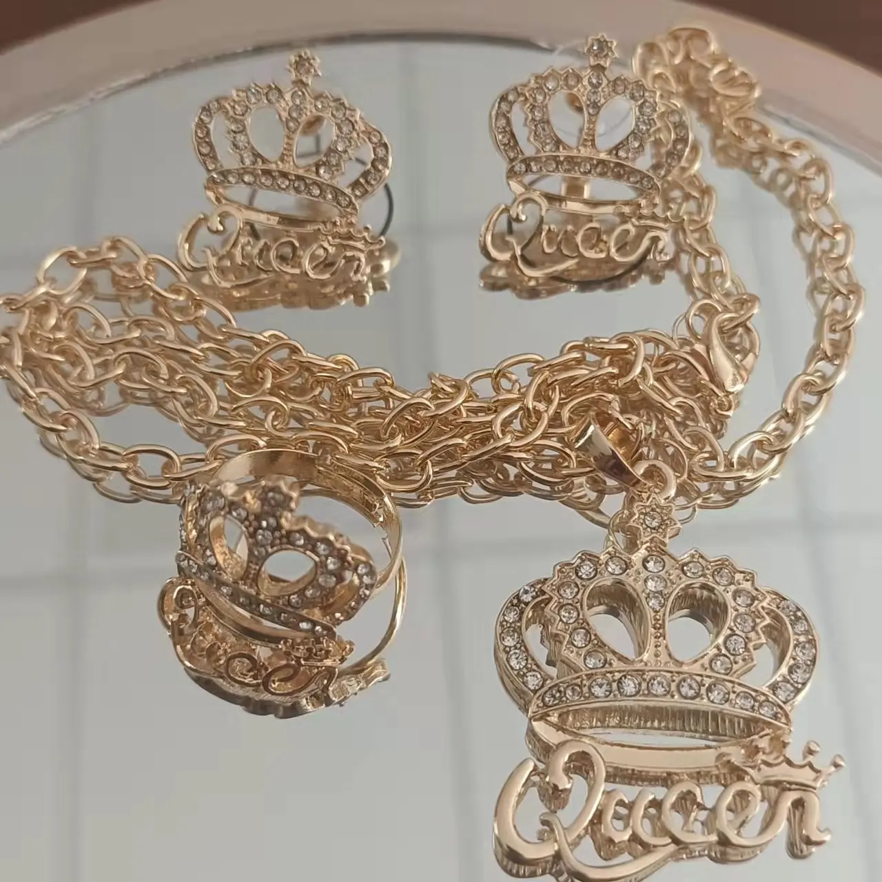 Wholesale Fashion Accessories Big Queen Crown Diamond Jewelry Set with Earring Necklace and Ring
Wholesale Fashion Accessories Big Queen Crown Diamond Jewelry Set with Earring Necklace and Ring