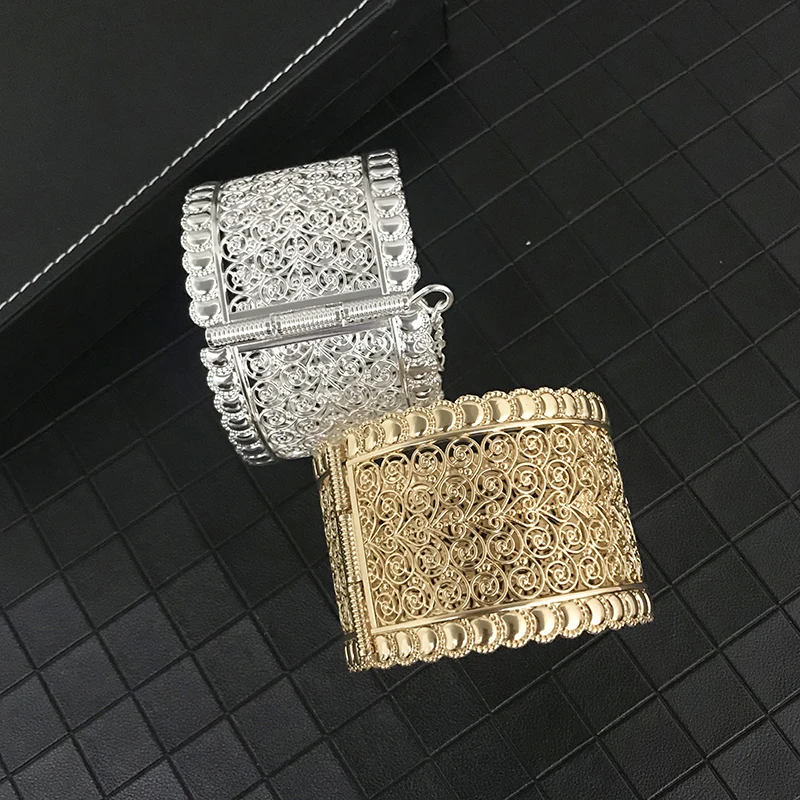 Dubai metal bracelets for women hollow carving luxury girl bracelet wedding jewelry accessories wholesale
Dubai metal bracelets for women hollow carving luxury girl bracelet wedding jewelry accessories wholesale