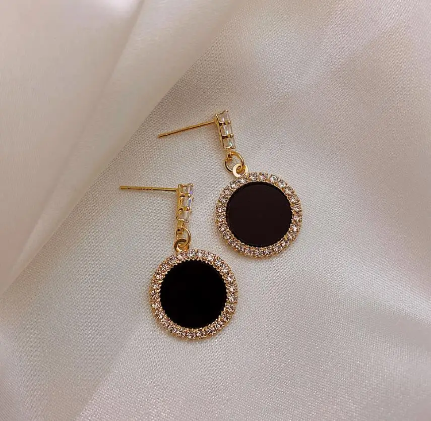 Round rhinestone earrings 2022 fashion black fashion Korean personality temperament wild simple earrings ladies jewelry
Round rhinestone earrings 2022 fashion black fashion Korean personality temperament wild simple earrings ladies jewelry