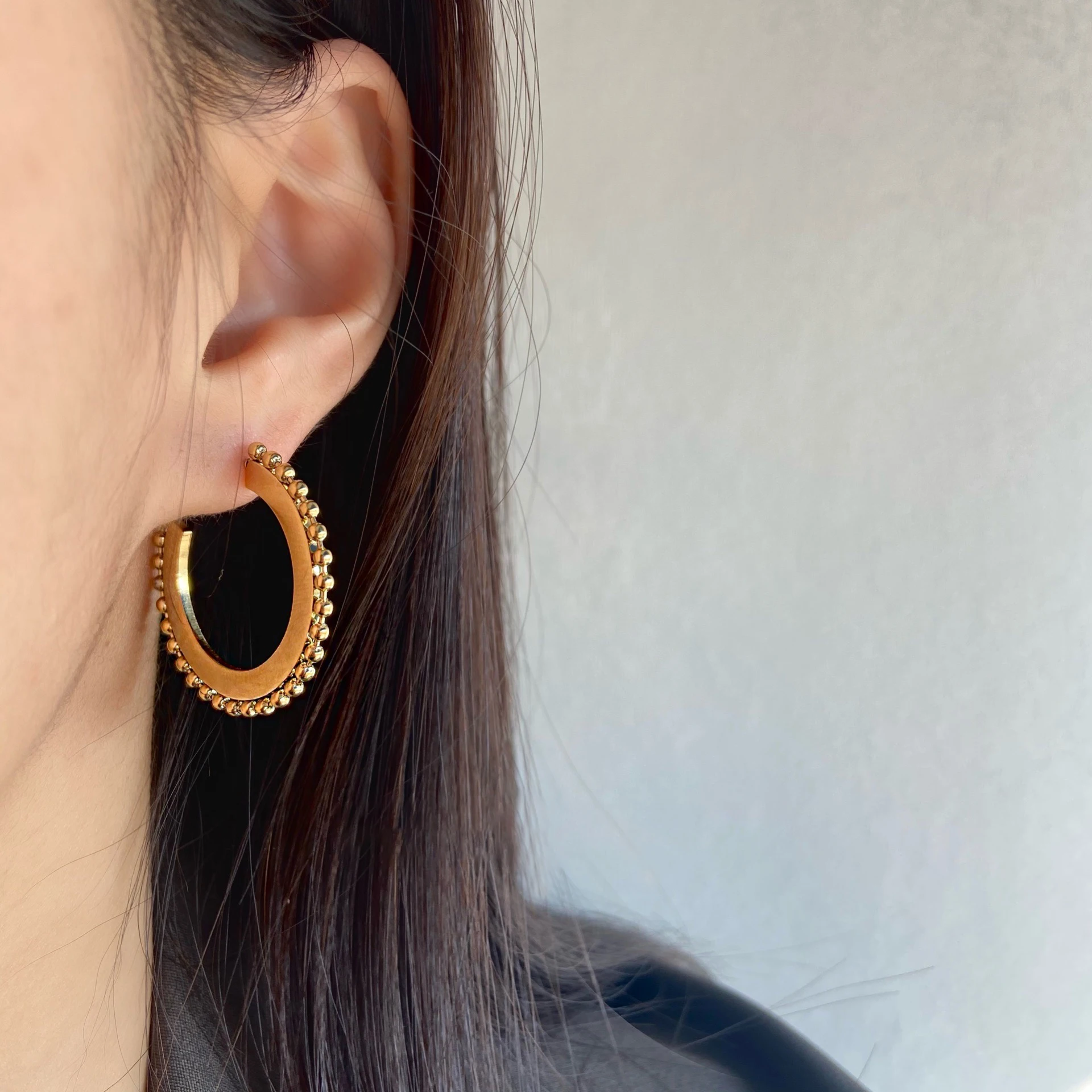 Small Beads Edged Wide Hoop Earrings Circle Geometric 18K Gold Plated Earrings for Women Plain Vintage Stainless Steel Jewelry
Small Beads Edged Wide Hoop Earrings Circle Geometric 18K Gold Plated Earrings for Women Plain Vintage Stainless Steel Jewelry