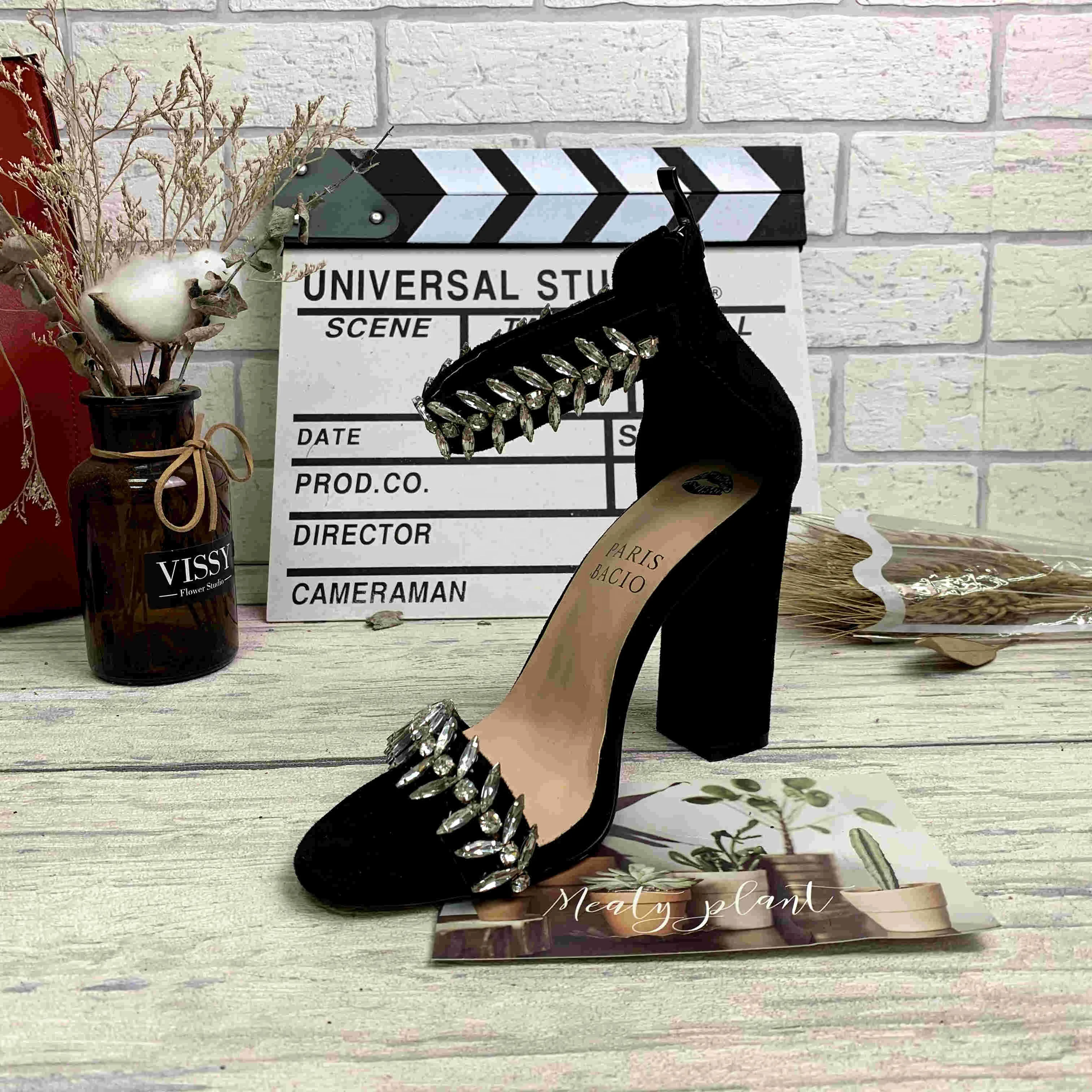 2021 spring new sexy leaf diamond decoration thick high-heeled ladies sandals European and American large size wholesale, Black beige red
2021 spring new sexy leaf diamond decoration thick high-heeled ladies sandals European and American large size wholesale, Black beige red