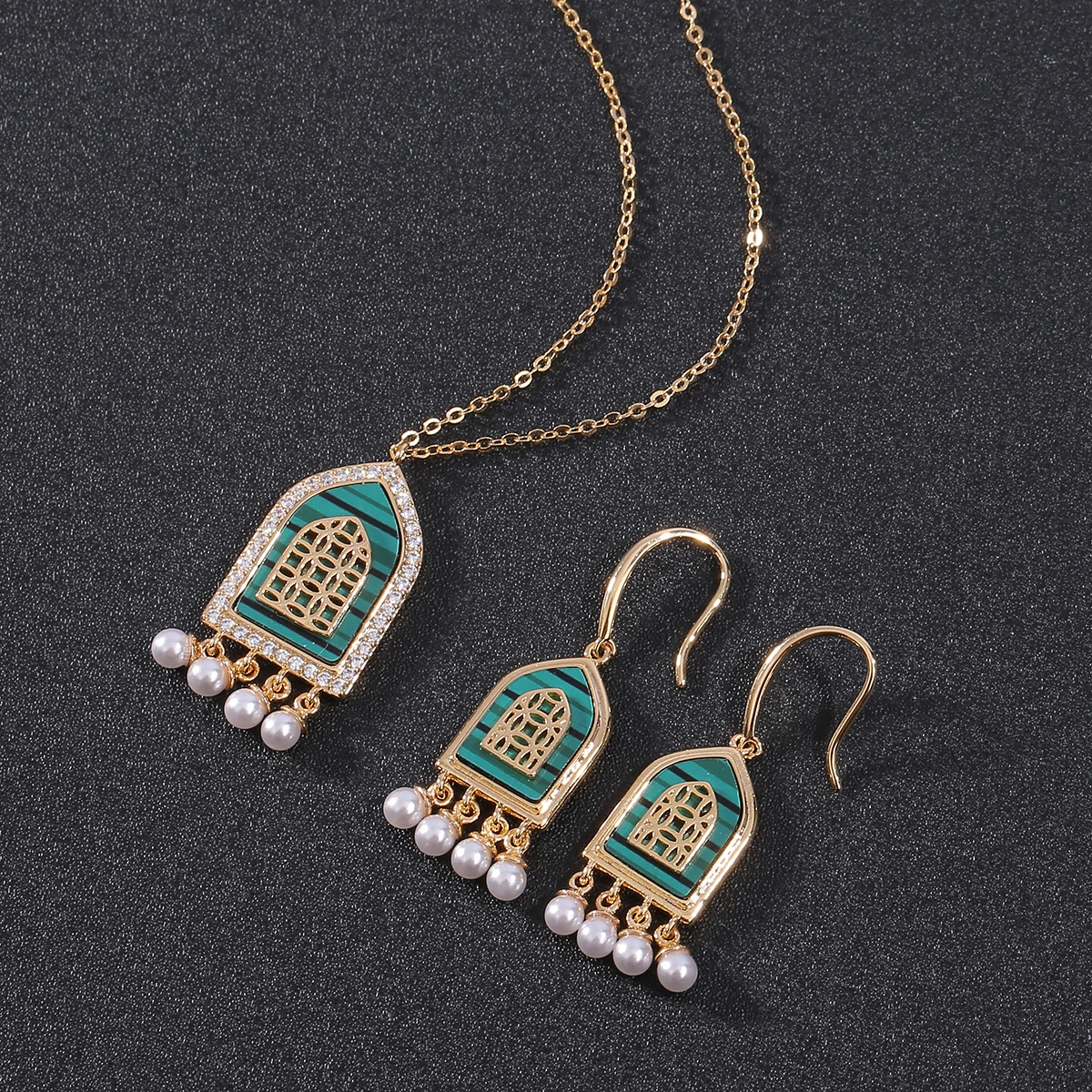 Arabic National Style Shell Necklace Earring Set Exquisite Pearl Fringe Pendant Window Grille Shape Pendant Jewelry Set
Arabic National Style Shell Necklace Earring Set Exquisite Pearl Fringe Pendant Window Grille Shape Pendant Jewelry Set