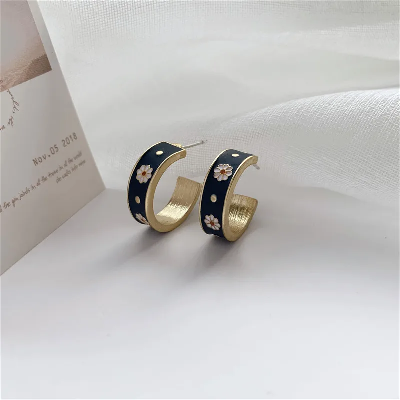 JUHU New Elegant retro small wrinkle chrysanthemum print C-shaped earrings temperament simple jewelry gift 2020, As picture
JUHU New Elegant retro small wrinkle chrysanthemum print C-shaped earrings temperament simple jewelry gift 2020, As picture
