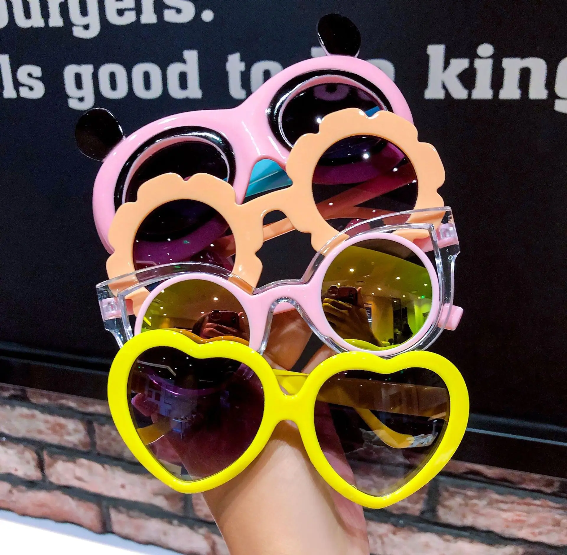 2022 Popular Children Eyewear Retro Transparent Frame Modern Fashionable Trend Simple Kids sunglasses
2022 Popular Children Eyewear Retro Transparent Frame Modern Fashionable Trend Simple Kids sunglasses
