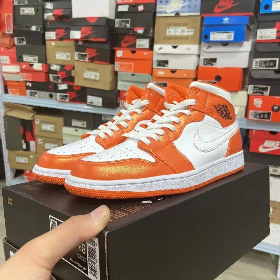 Fashion Air Jordan 1 Mid SE sneakers white orange small buckle broken Jordan 1 men's casual basketball shoes AJ 1 Nike shoes
Fashion Air Jordan 1 Mid SE sneakers white orange small buckle broken Jordan 1 men's casual basketball shoes AJ 1 Nike shoes