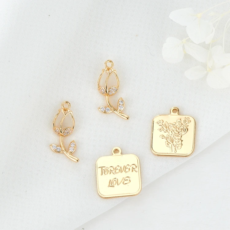 Dainty Vintage Style 14K Gold Plated Square Small Rose Rose Flower Charms Pendants For Necklace Jewelry Making
Dainty Vintage Style 14K Gold Plated Square Small Rose Rose Flower Charms Pendants For Necklace Jewelry Making