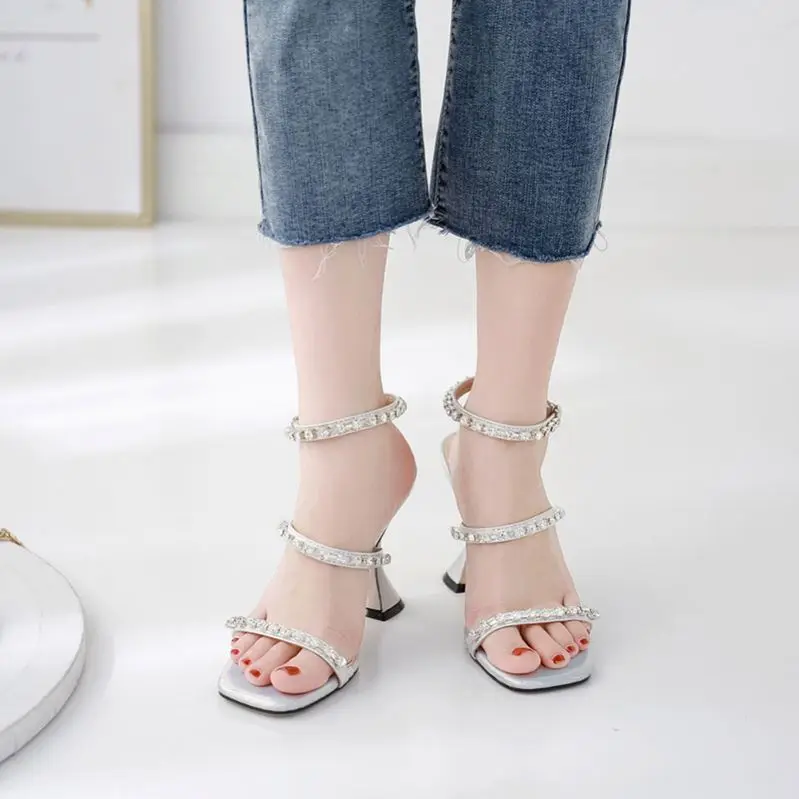 Simple and comfortable straps with rhinestone heels for spring women shoes high heel shinning summers sandals, Black/silver
Simple and comfortable straps with rhinestone heels for spring women shoes high heel shinning summers sandals, Black/silver