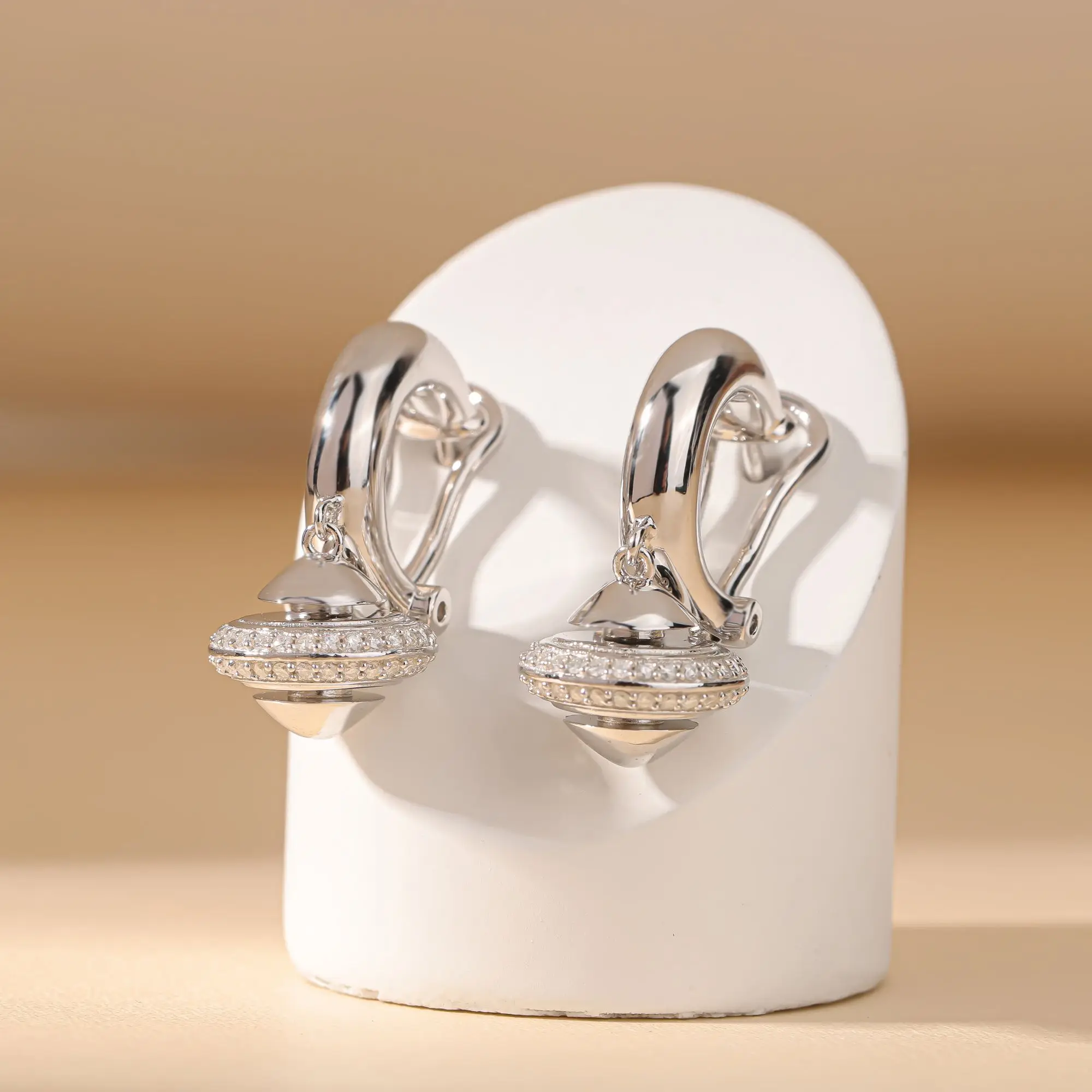 European And American Fashion Simple S925 Sterling Silver Geometric Stud Earrings Moissanite Stud Earrings
European And American Fashion Simple S925 Sterling Silver Geometric Stud Earrings Moissanite Stud Earrings