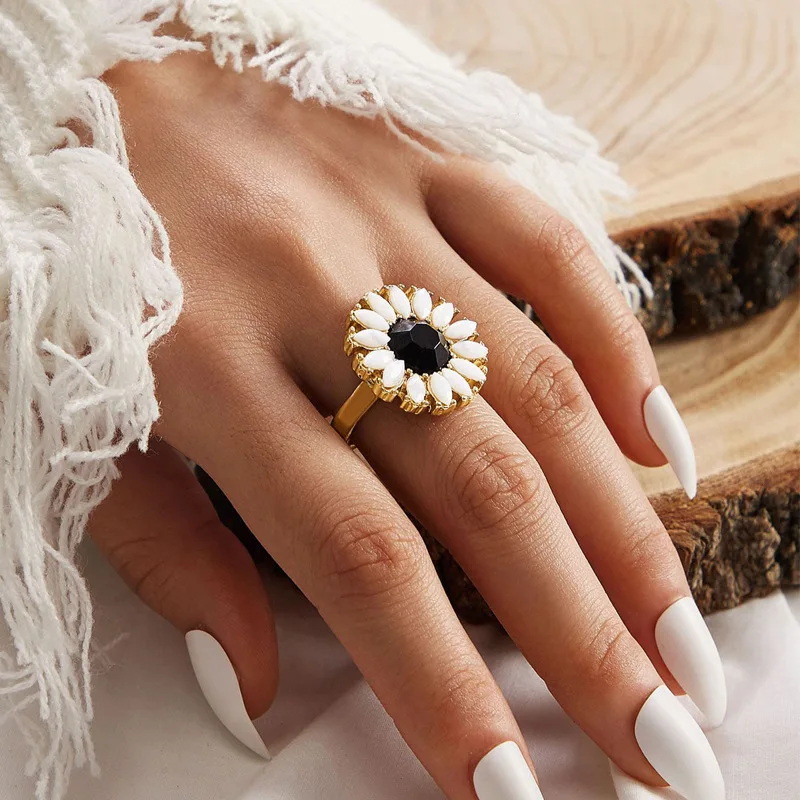 Ruigang 2021 New European Summer 18k gold plated Knuckle White Acrylic Sunflower Finger Ring
Ruigang 2021 New European Summer 18k gold plated Knuckle White Acrylic Sunflower Finger Ring