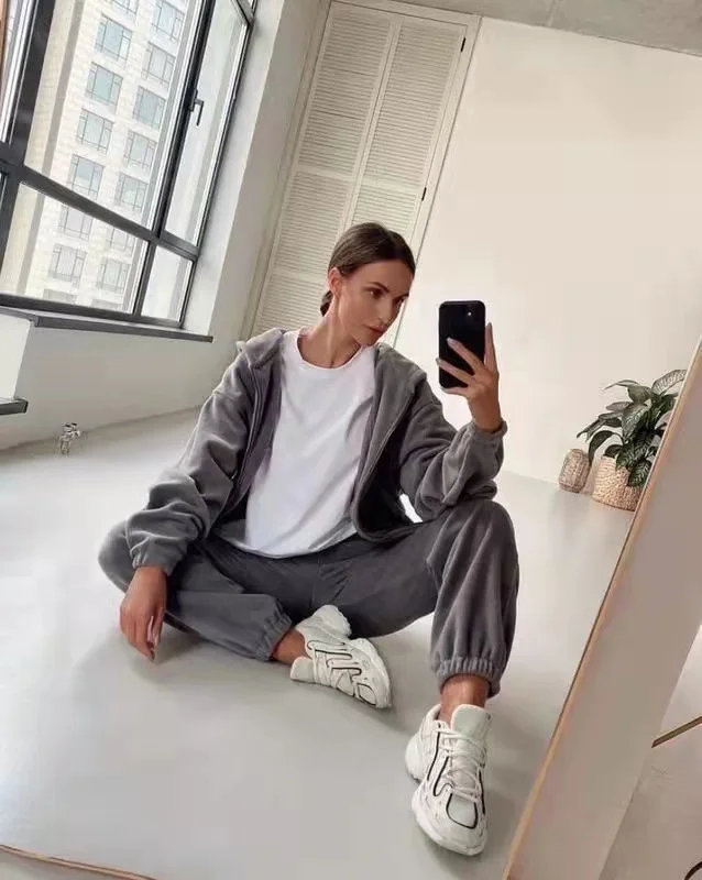 2021 ladies autumn and winter new fashion casual zipper hooded pure color velvet suit
2021 ladies autumn and winter new fashion casual zipper hooded pure color velvet suit