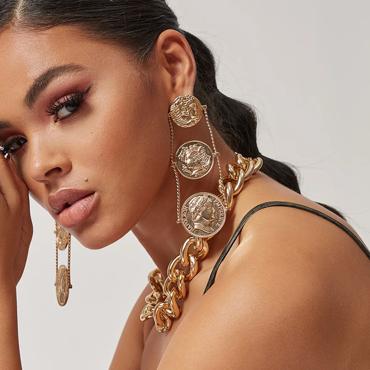 Fashion disc accessories metal queen head earrings simple trendy three round long women earrings Jewelry, Golden
Fashion disc accessories metal queen head earrings simple trendy three round long women earrings Jewelry, Golden