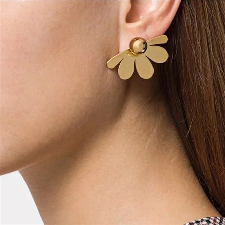 Aimgal Factory Direct sales personalized electroplating 18K gold fan-shaped flower pearl ear studs women's golden ball ear clip
Aimgal Factory Direct sales personalized electroplating 18K gold fan-shaped flower pearl ear studs women's golden ball ear clip