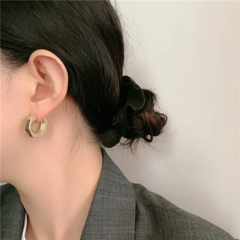 Trendy Minimalist Square Metal Texture Hoop Earring Geometric Fashion Punk Small Circle Earring Women Daily Jewelry Gift
Trendy Minimalist Square Metal Texture Hoop Earring Geometric Fashion Punk Small Circle Earring Women Daily Jewelry Gift