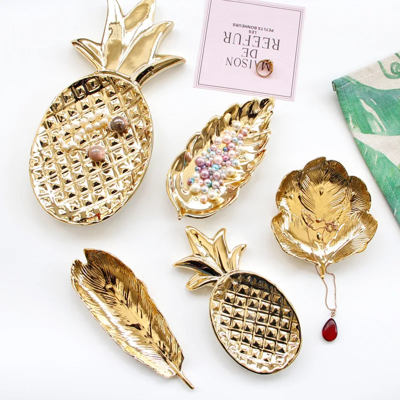 Golden Ceramic Jewelry Tray Women'S Dressing Table Small Objects Small Jewelry Earrings Ring Storage Plate New Trend New Trend, Electroplating gold
Golden Ceramic Jewelry Tray Women'S Dressing Table Small Objects Small Jewelry Earrings Ring Storage Plate New Trend New Trend, Electroplating gold